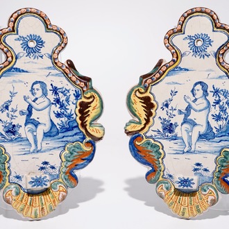 Une paire d'appliques en faïence polychrome de Delft, Makkum, 19/20ème