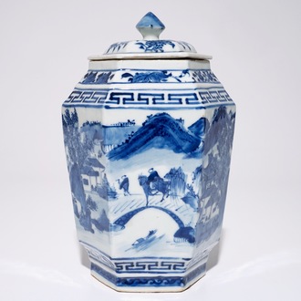 Un pot couvert hexagonal en porcelaine de Chine bleu et blanc à décor de paysage, 19ème