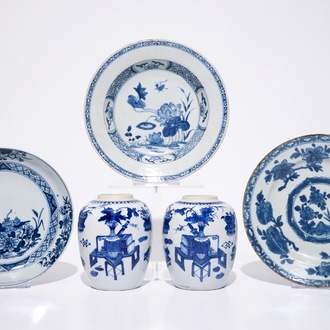 Une paire de pots à gingembre en porcelaine de Chine bleu et blanc et trois assiettes bleu et blanc diverses, 18/19ème