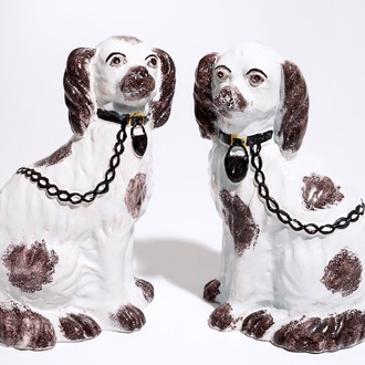 Une paire de chiens en faïence de style Staffordshire, prob. France, 18/19ème