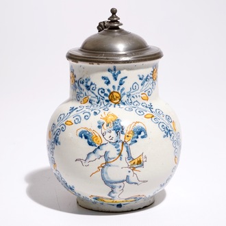 Een Italiaanse majolica kan met een putto in compendario stijl, Faenza, 17e eeuw