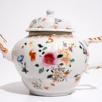 Een Chinese famille rose theepot met floraal decor, Qianlong