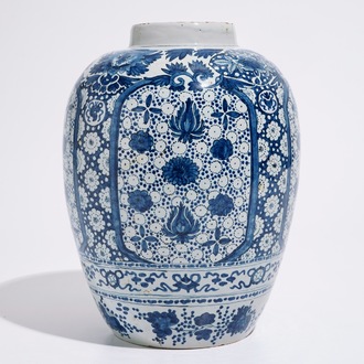 Un pot en faïence de Delft bleu et blanc à décor chinoiserie, 17ème