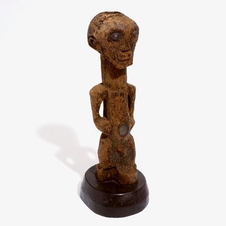 Une fétiche Songye en bois sculpté sur socle en bois, R.D. Congo, 1ère motié du 20ème