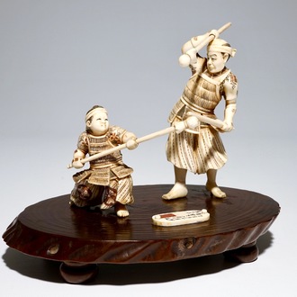 Un groupe d’un soldat et son élève en ivoire sur socle en bois, Japon, Meiji, signé