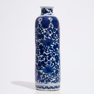 Un vase rouleau en faïence de Delft aux rinceaux de lotus de style Ming, ca. 1700