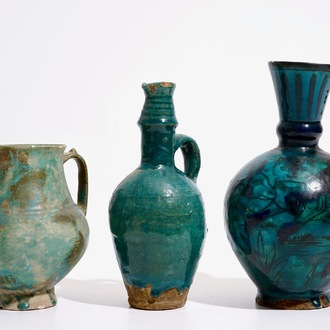 Drie islamitische turquoise geglazuurde kruiken, w.o. Raqqa en Iran, 14e eeuw en later