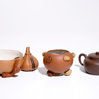 A Chinese Yixing peach-shaped bowl, a round bowl and a teapot with cover, 19/20th C.