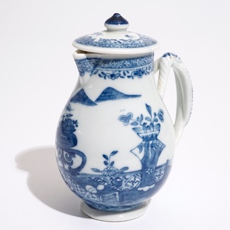 Un pot à lait en porcelaine de Chine bleu et blanc, Qianlong