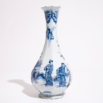 Een blauw-witte flesvormige chinoiserie vaas in Delftse stijl, Frankfurt of Nevers, 17e eeuw