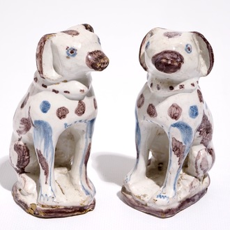 Een paar zittende honden in Brussels aardewerk in blauw en mangaan, 18e eeuw