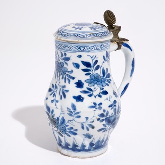 Un pichet torsadé et son couvercle en porcelaine de Chine bleu et blanc, Kangxi