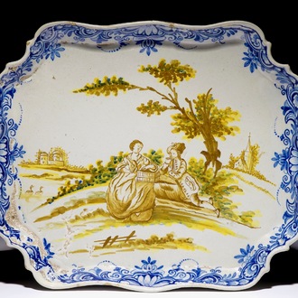 Un présentoir en faïence de Delft polychrome à décor romantique, 18ème