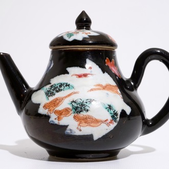 Een Chinese famille rose theepot met zwarte fondkleur, Yongzheng/Qianlong