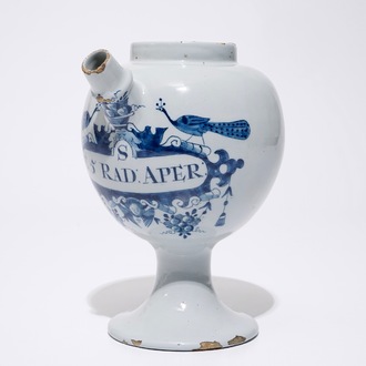 Une chevrette en faïence de Delft bleu et blanc "E5:Rad:Aper:", 18ème