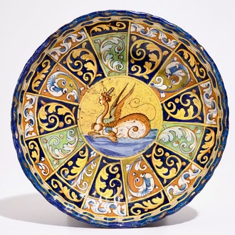 Een crespina in Italiaanse majolica met een grotesk zeemonster, Faenza, 16e eeuw