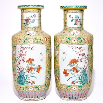 Une paire de grands vases rouleau en porcelaine de Chine famille rose sur fond jaune, 19/20ème