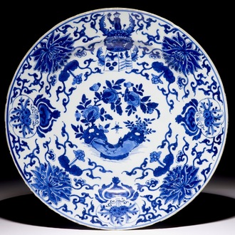 Een blauw-witte Chinese schotel voor de Nederlandse markt met het wapen van Pelgrom, Kangxi