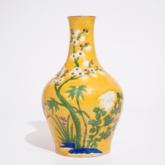 Un vase en porcelaine de Chine famille rose sur fond jaune, 20ème