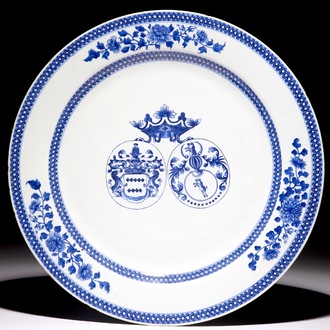 Un plat armorié d'alliance en porcelaine de Chine bleu et blanc pour le marché hollandais, Qianlong