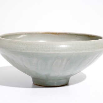 A Chinese celadon bowl with underglaze floral design, 19th C.