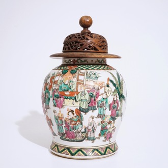 Een Chinese famille rose vaas met krijgers, later houten deksel, 19e eeuw