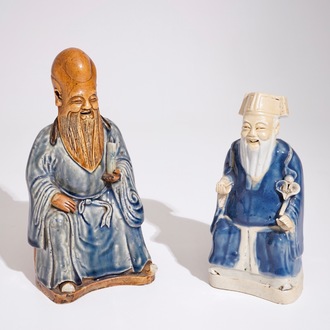 Deux figures d'immortels en biscuit émaillé bleu et blanc, Chine, Qianlong