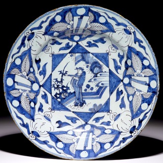 Een Delftse chinoiserie schotel in blauw, wit en mangaan, 17e eeuw