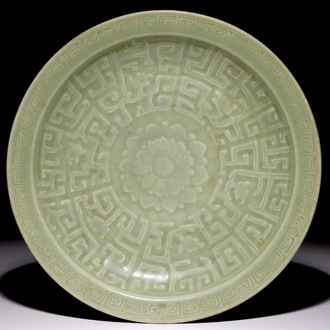 Un plat en porcelaine de Chine céladon à décor floral, 19ème