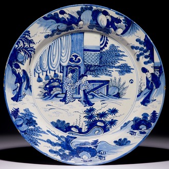 Een grote blauw-witte Delftse schotel met chinoiseriedecor, eind 17e eeuw