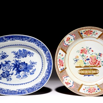 Een Chinese famille rose schotel met bloemenmand en een ovale blauw-witte schotel, Qianlong