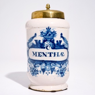 Un pot de pharmacie en faïence de Delft bleu et blanc de forme albarello, 18ème