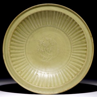 Un plat godronné en porcelaine de Chine Longquan céladon, Ming