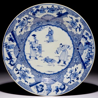 Een blauw-witte Chinese schotel met decor van een lijfstraf, Yongzheng/Qianlong