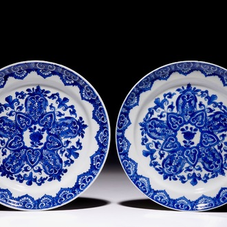 Une paire d'assiettes en porcelaine de Chine bleu et blanc d'après un modèle en Delft, Kangxi