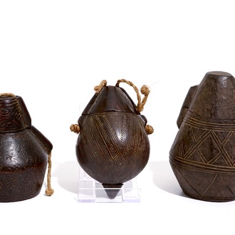 Drie bewerkt houten Bakongo kruit- of poederdozen, D.R. Congo, begin 20e eeuw