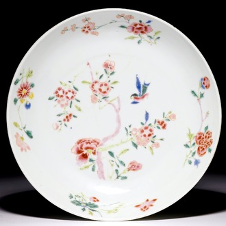 Une assiette en porcelaine de Chine famille rose, marque et période de Yongzheng