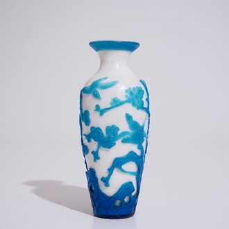 A Chinese blue overlay Beijing glass vase, 19/20th C.