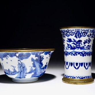 Un bol et un vase en porcelaine de Chine bleu et blanc monté en bronze, Kangxi