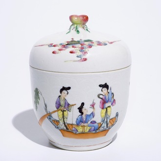 Un bol couvert en porcelaine de Chine famille rose sur fond blanc sgraffiato, marque de Jiaqing, 19/20ème