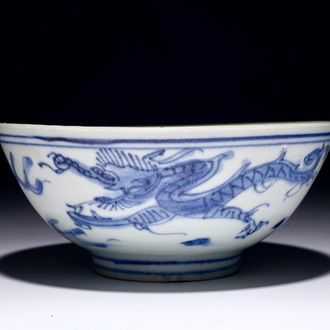 A Chinese blue and white dragon bowl, shipwreck porcelaine from the Hatcher Cargo, Transitional