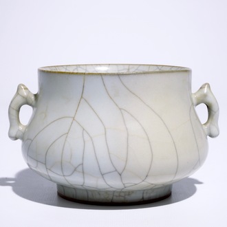 A Chinese crackle glazed two-handled censer, 19/20th C.