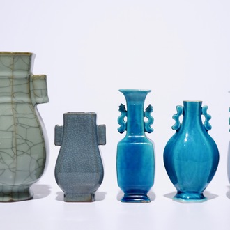 Drie Chinese vazen met turquoise glazuur en twee met craquelé glazuur, 18e eeuw en later