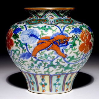 Un vase de forme balustre en porcelaine de Chine wucai à décor de lions bouddhistes, 19ème
