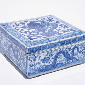 Een vierkante blauw-witte Chinese dekseldoos met drakendecor, Kangxi
