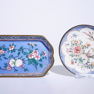 Une coupe en émail de Canton à décor floral, Yongzheng, et une autre de forme rectangulaire, 19ème