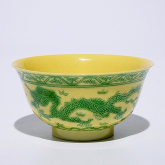 Un bol aux dragons en porcelaine de Chine émaillée jaune et vert, marque de Jiaqing, 19/20ème