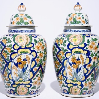 Een paar grote polychrome Delftse dekselvazen met bliksemdecor, begin 18e eeuw