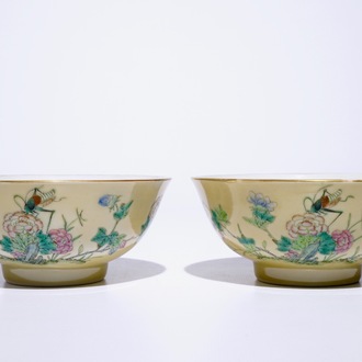 Une paire de bols en porcelaine de Chine famille rose sur fond café au lait, marque et période de Xianfeng