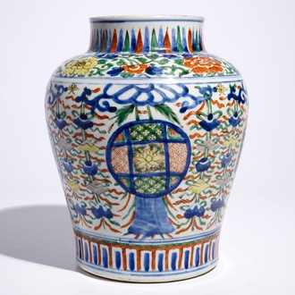 Un vase de forme balustre en porcelaine de Chine wucai aux emblèmes bouddhistes, époque Transition, Chongzhen/Shunzhi